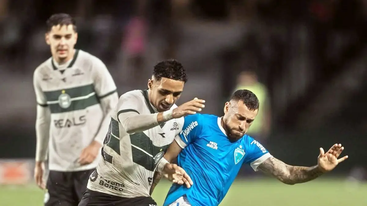 JADI ANDALAN: Eks pemain Arema FC musim 2025/2026 Paulinho Moccelin (kanan) bermain untuk klub Serie B Brasil Lodrina PR.