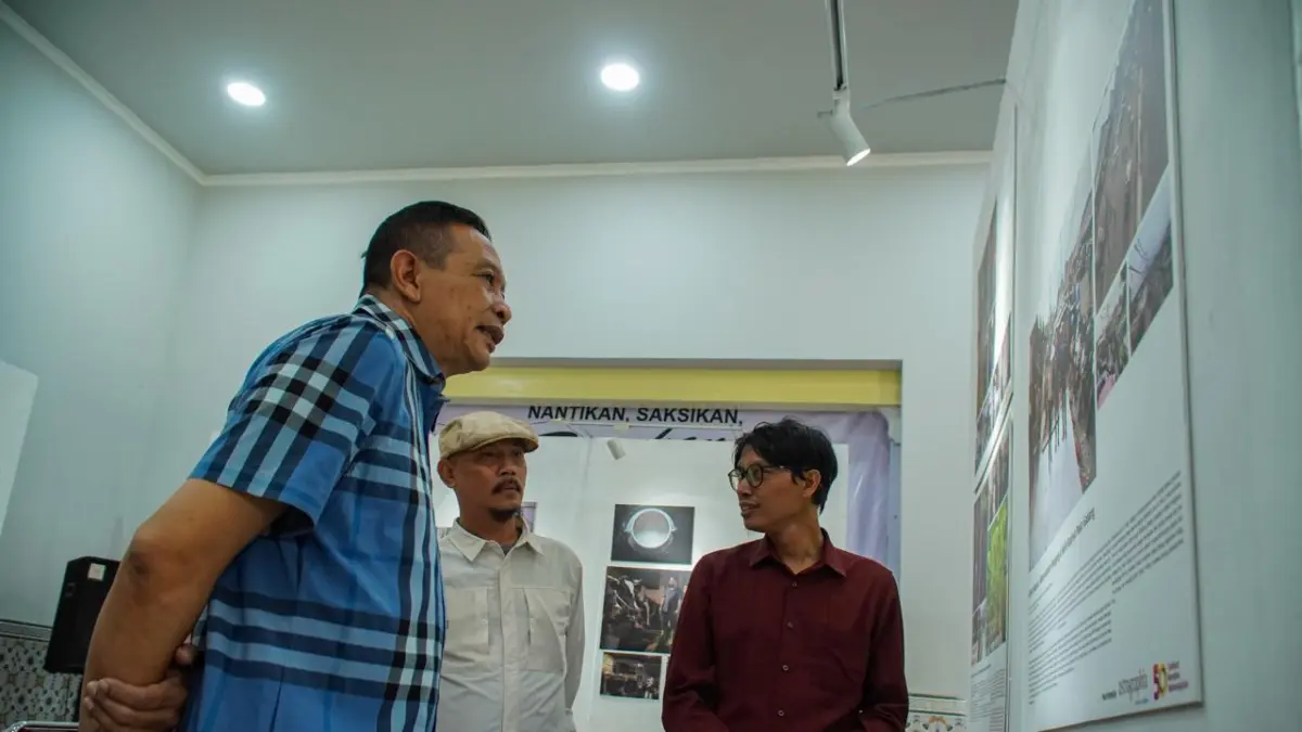 Ketua PFI Malang Darmono (kanan) menjelaskan karya fotografi ke Wali Kota Malang Wahyu Hidayat.