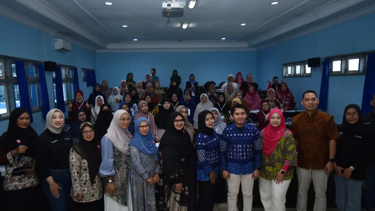 Rizki Dewanti Corporate Communication PT Astra Graphia, 
Wulan Dwi  Damayanti CSR division head PT Sarinah, Wisnu A Purnomo SME development unit PT Sarinah, Dian Purnomo koordinator RB kabupaten malang  berfoto bersama peserta kelas ASIK.