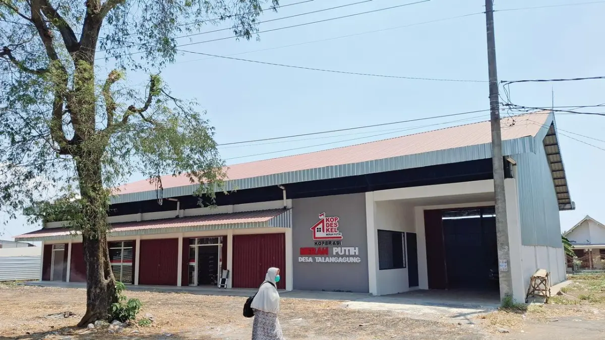 SIAP BEROPERASI: Seseorang melintasi gerai Koperasi Desa Merah Putih (KDMP) Mojosari, Kecamatan Kepanjen beberapa waktu lalu.