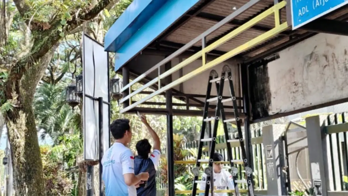 Tim dari dishub Kota Malang membersihkan Halte Sriwijaya Kertanegara, beberapa waktu lalu.