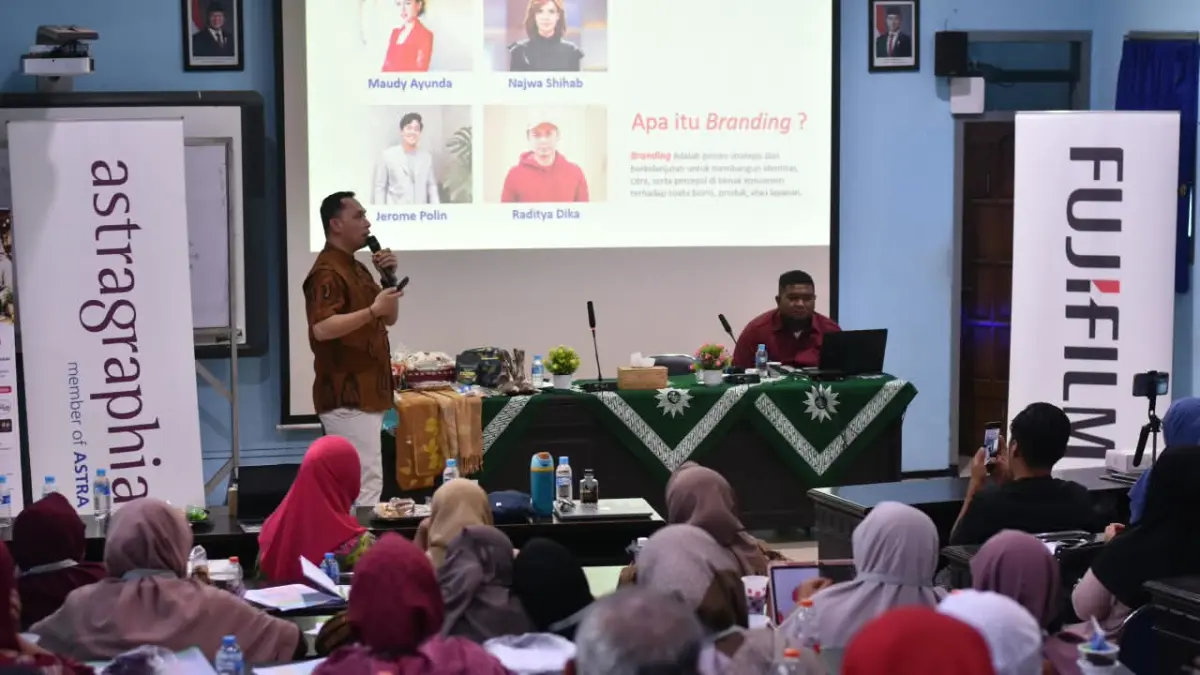 Wisnu A Purnomo SME development unit PT Sarinah menjelaskan tentang digital marketing (Foto Darmono/Radar Malang)