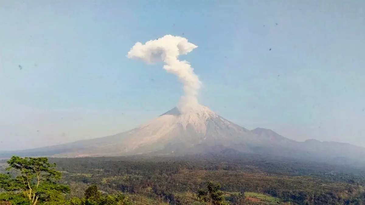 ERUSPSI: Rekaman gunung Semeru yang mengalami erupsi pada Minggu (27/9) pagi.