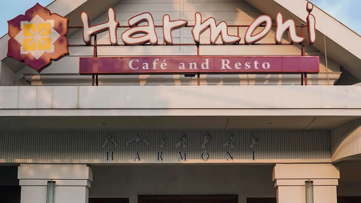 Harmoni Cafe & Resto mengedepankan inklusivitas dengan mempekerjakan teman tuli. Sumber: Google Maps.