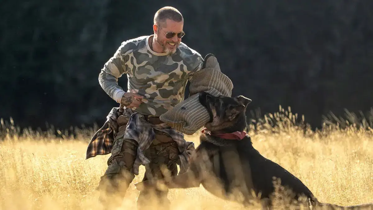 James Belmont, yang diperankan oleh Brad Pitt, dengan anjing setianya. (Sumber: JoBlo)