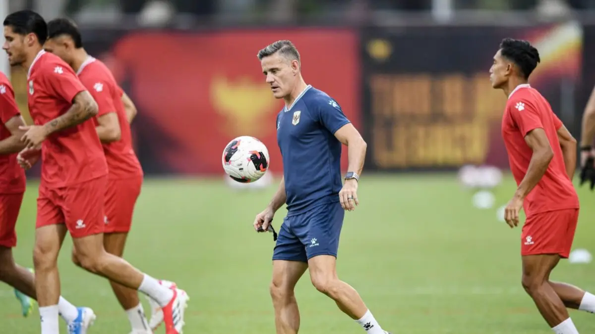 John Herdman saat melatih Timnas Indonesia menuju laga melawan Malaysia. Sumber: Antara News.