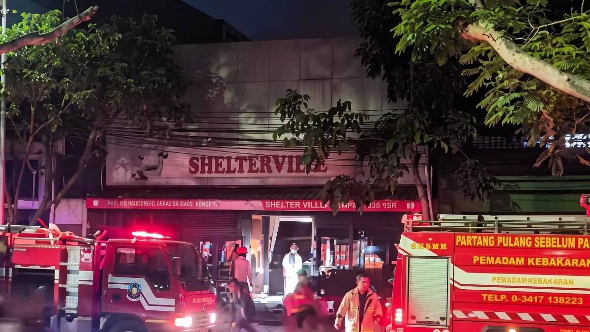 Kondisi Kafe Shelterville saat dipadamkan tim pemadam. Sumber: Instagram/@malangraya.info.