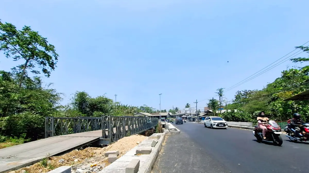 MASIH DIKEBUT: Pengendara melintas di ruas jalan desa Wonokerto, kecamatan Bantur, yang selesai diaspal kemarin siang (27/9).