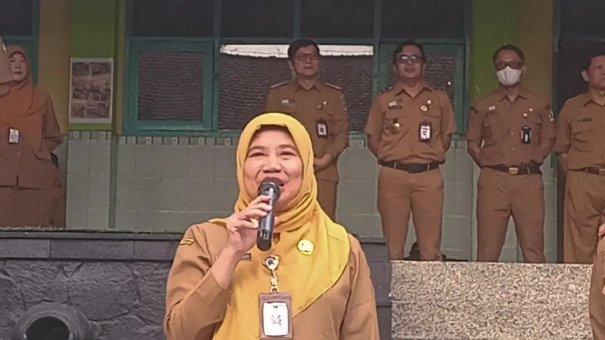 Risna Widyawati memberikan sambutan pada apel di SMPN 18 Kota Malang, pagi tadi. (Andika Satria Perdana/Radar Malang)