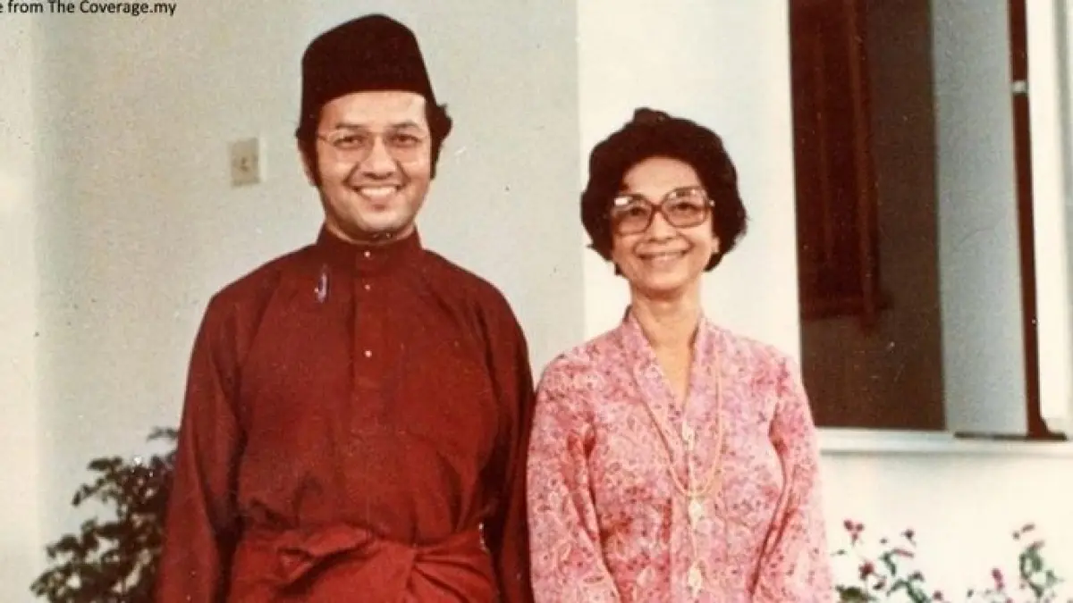 Tun Dr Siti Hasmah (sumber: pinterest/@alinaziz)