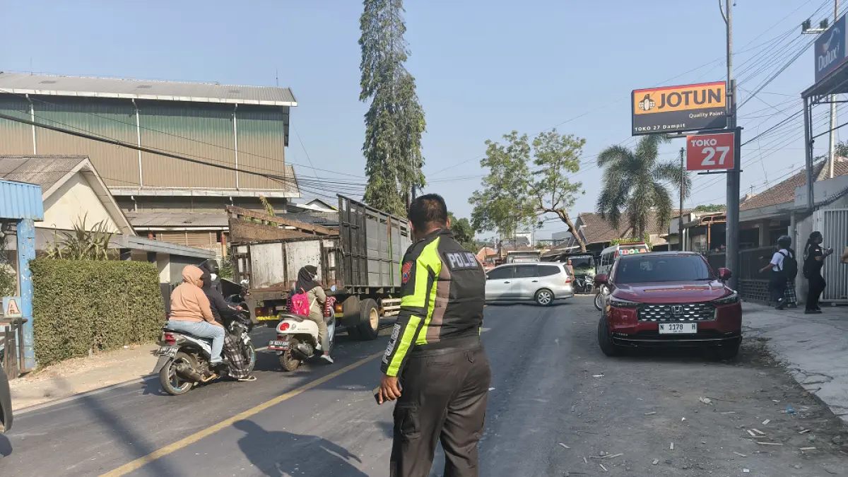 LAKA MAUT: Petugas kepolisian mengatur lalu lintas setelah musibah kecelakaan di Jalan Semeru Selatan, Kelurahan Dampit, Kecamatan Dampit, Malang, Jawa Timur.