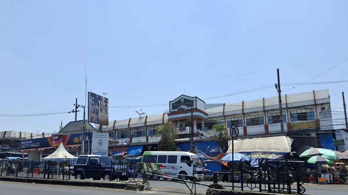 PASAR RAKYAT: Bangunan Pasar Lawang tampak depan kemarin (29/9). Biaya perbaikan akan terus membengkak jika tidak segera direalisasikan (foto Biyan Mudzaky Hanindito/Radar Malang).