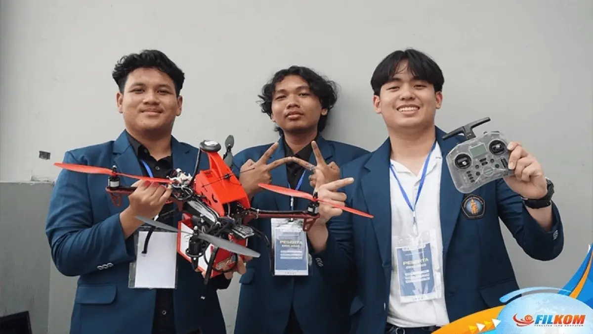 BORONG PRESTASI: Tim Baby Atyabrama dan Tim Atya Balap FILKOM UB foto bersama usai menerima penghargaan Juara 1 Drone Innovation serta Best Teamwork pada perhelatan ERIC 2026 di UNJ, Kamis (24/9).
