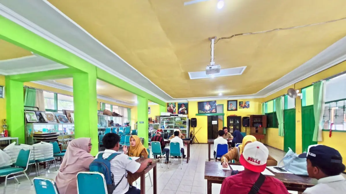 LAKUKAN KONSELING: Sejumlah siswa SMPN 18 Kota Malang didampingi orang tua memanfaatkan layanan help desk yang disediakan PPA Dinsos-P3AP2KB Kota Malang.