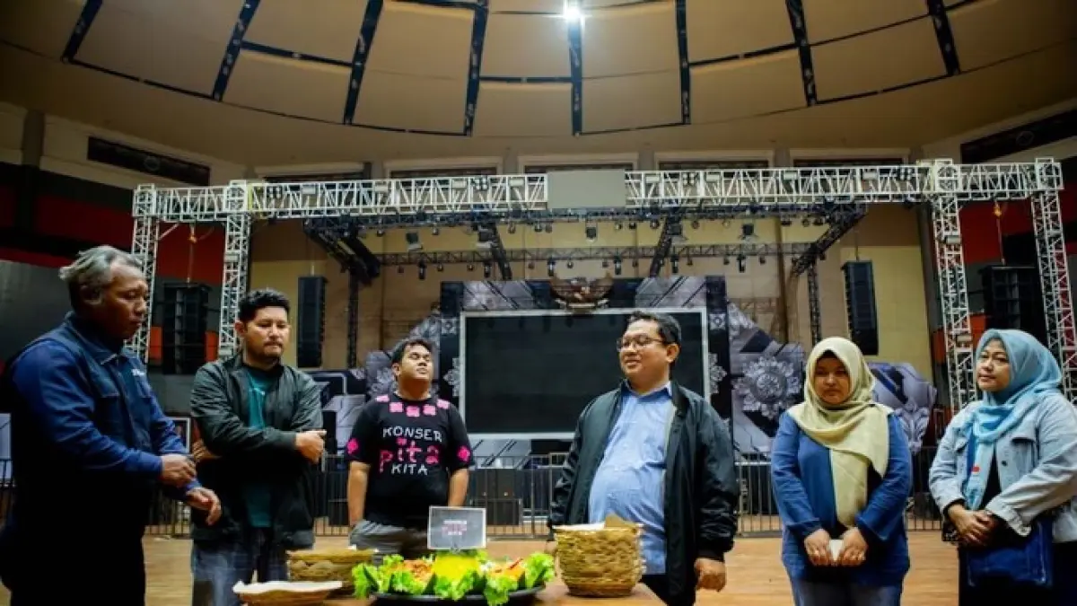 Panitia Konser Pita Kita 2026 menggelar pemotongan tumpeng. (Sumber: Admin)