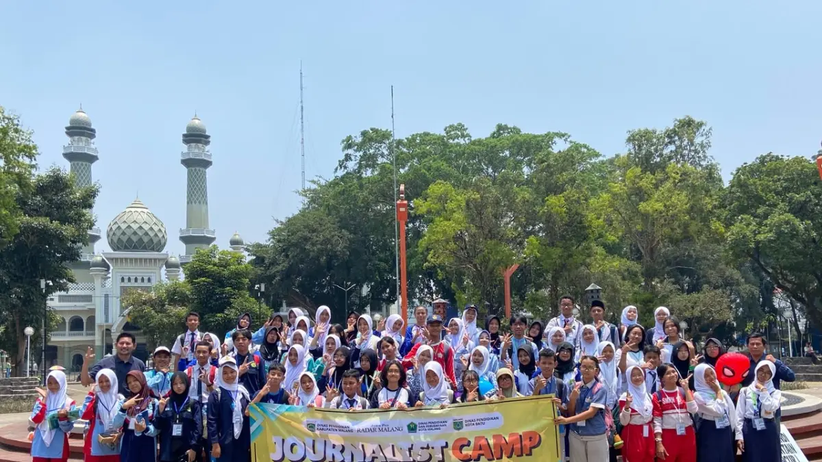 PEDULI LITERASI : Sebanyak 70 siswa SMP/MTs se-Malang Raya belajar menjadi wartawan secara langsung di Alun-Alun Kota Malang, Selasa (29/9).