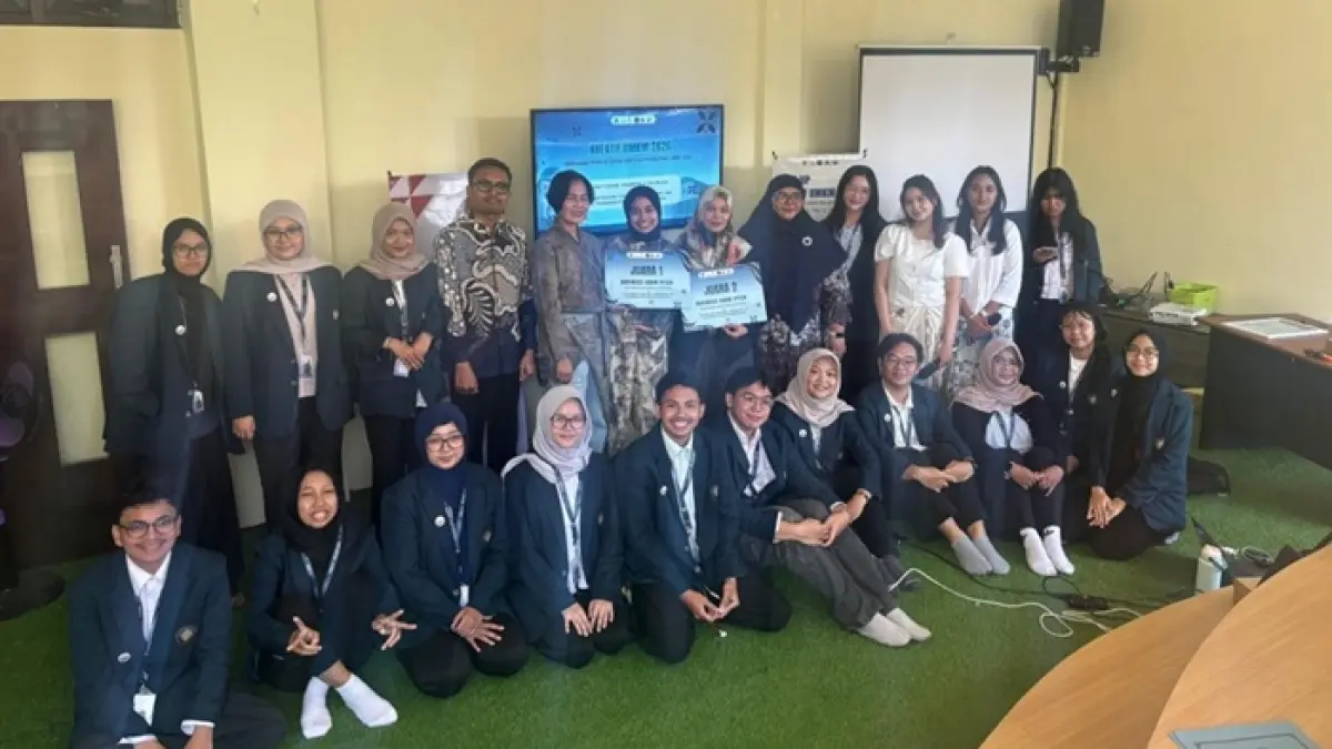 Tiga UMKM peserta bersama mahasiswa pendamping dan panel penilai setelah sesi pitching di Kota Batu. Praktik ini memberi ruang bagi pelaku usaha untuk mempresentasikan nilai produk dan memperoleh umpan balik atas cara mereka menjelaskan profil serta rencana pengembangan bisnis.