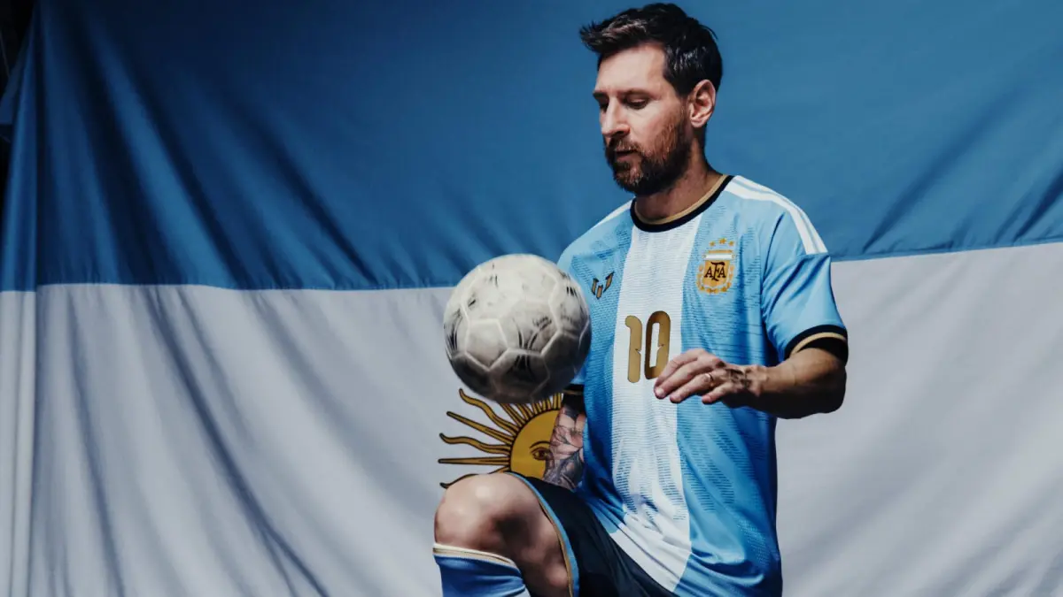 Lionel Messi dengan seragam yang akan digunakan di laga perpisahan bersama Timnas Argentina. Sumber: website Adidas.