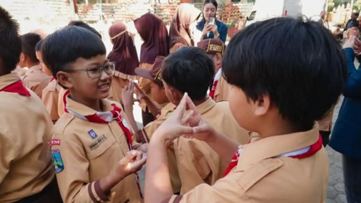 . Siswa berinteraksi dengan teman dalam salah satu aktivitas pembelajaran Rumah Inklusi. Kegiatan berpasangan digunakan untuk melatih komunikasi, perhatian terhadap kebutuhan teman, dan sikap saling menghargai dalam ruang bersama.