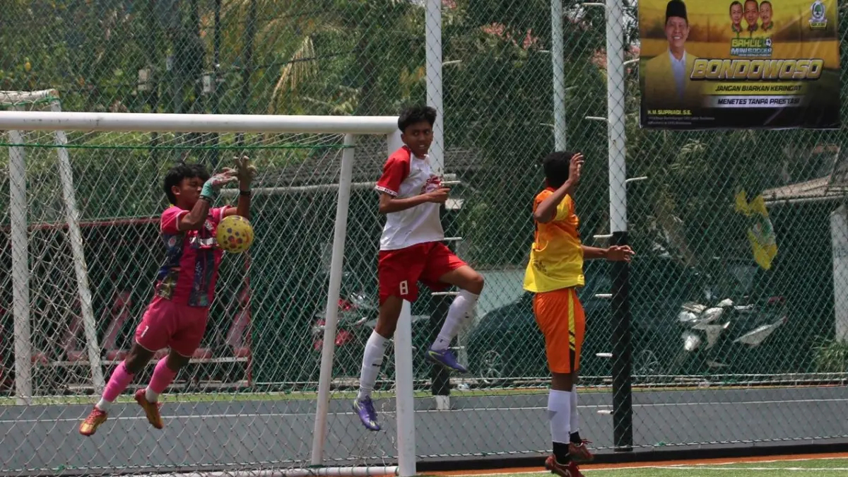 TEMBOK TANGGUH: Kiper SMKN 4 Bondowoso melakukan penyelamatan saat timnya bersua SMAN Arjasa Jember, kemarin (1/10). SMKN 4 Bondowoso menang 2-1 dan melaju ke babak delapan besar. (TRI JOKO S/RADAR JEMBER)