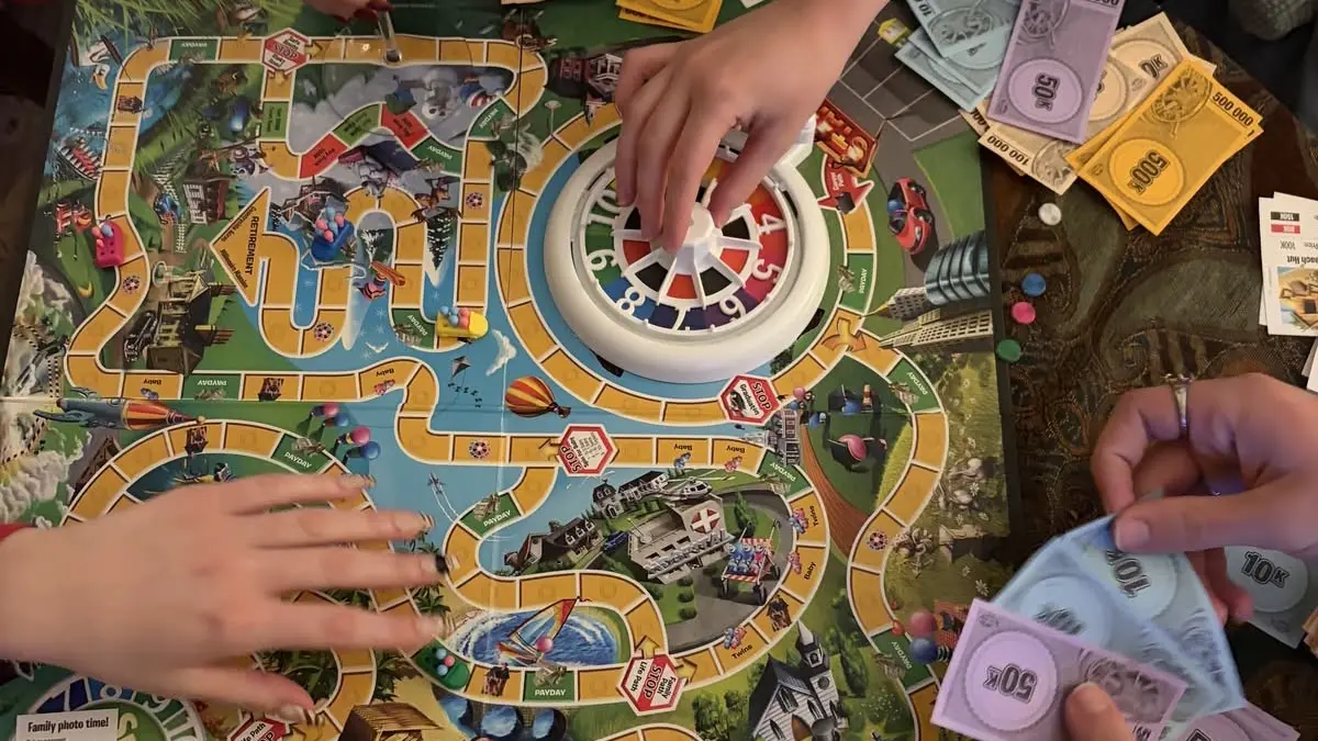 Anak muda mulai kembali menyukai board game saat berkumpul. Sumber: Pinterest