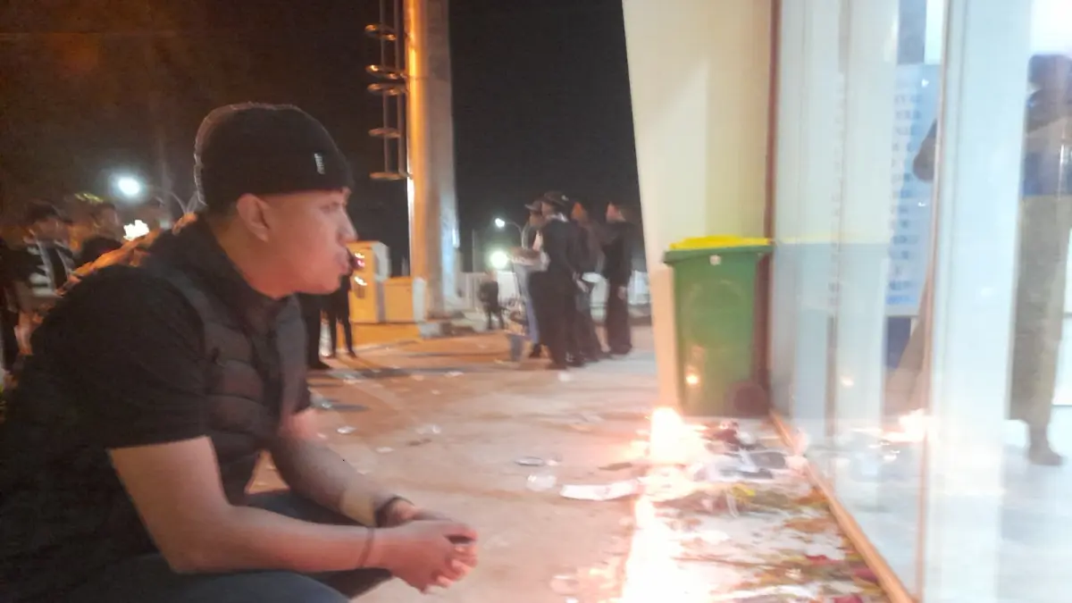BERI RESPECT: Bonek asal Sidoarjo Andre Basuki ikut peringatan dan mendoakan korban tragedi Kanjuruhan di Gate 13 Stadion Kanjuruhan, Kamis lalu (1/10).