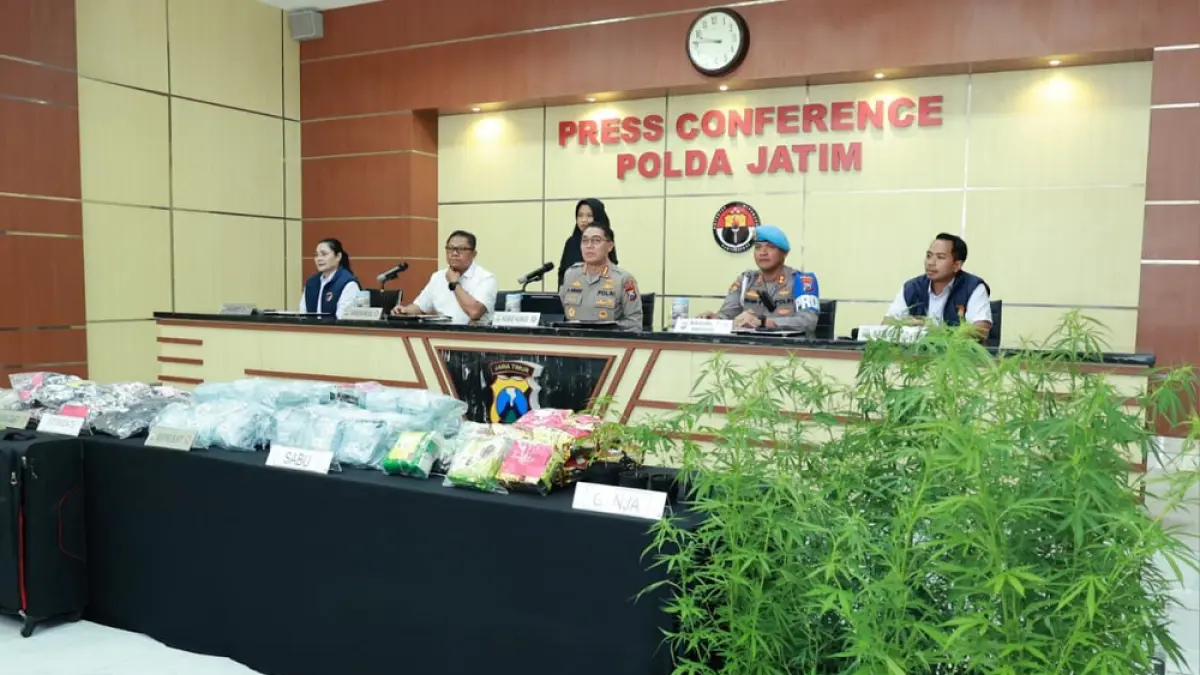DIAMANKAN: Bidang Humas Polda Jatim memaparkan kasus tindak pidana narkoba yang menjerat residivis sabu berinisial RI di Mapolda Jatim.