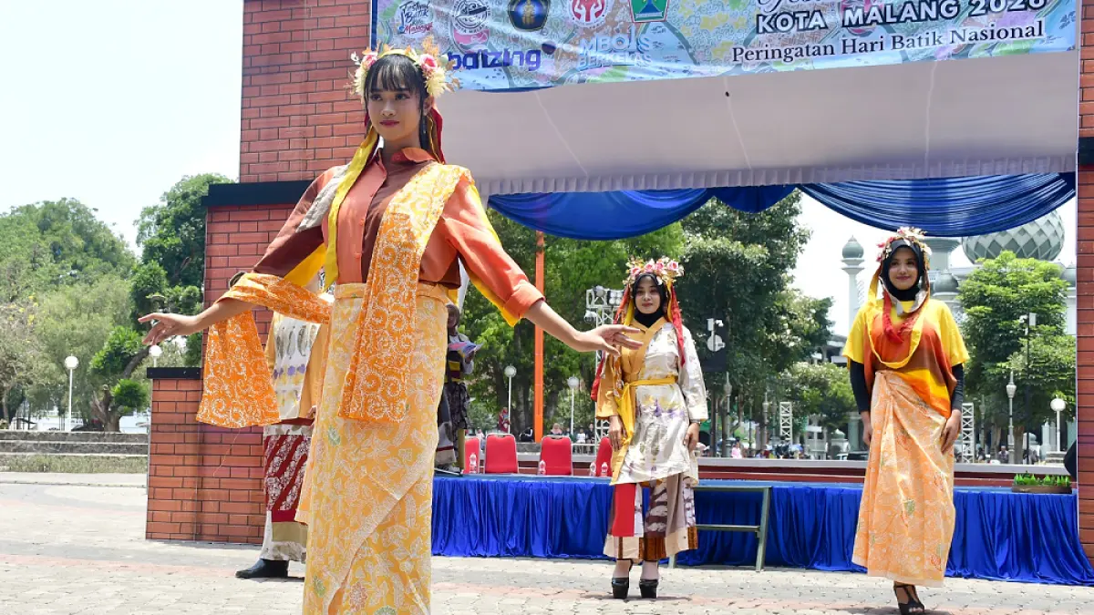 Model memperagakan busana hasil karya perajin Kota Malang (Foto Darmono/Radar Malang)