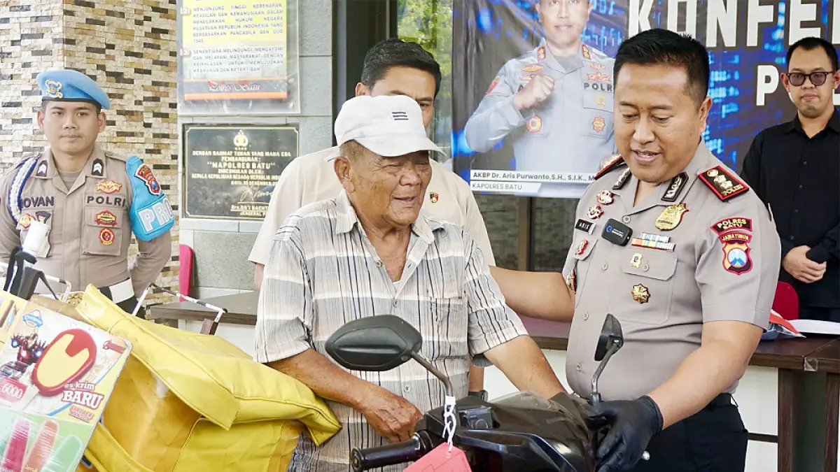 SEMRINGAH: Wari menerima kembali sepeda motor yang sempat hilang dicuri di Mapolres Batu pada 2 Oktober lalu.(FOTO RORI DINANDA BESTARI/RADAR MALANG)