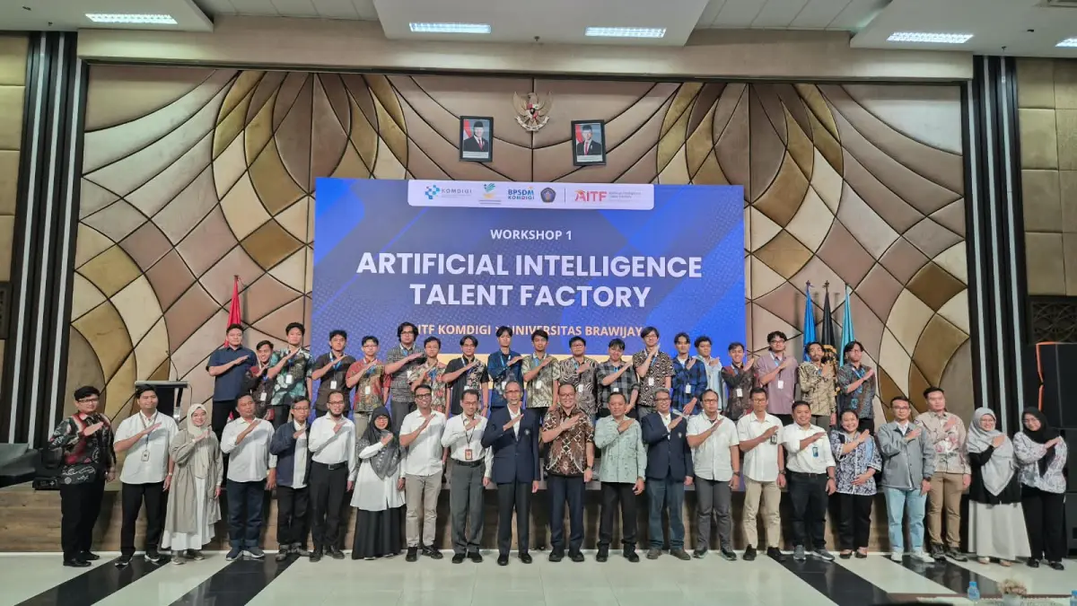 BERSAMA: Peserta dan pendamping AITF Batch 2 berfoto bersama usai mengikuti Workshop 1 di Auditorium Algoritma FILKOM UB, Senin (5/10).