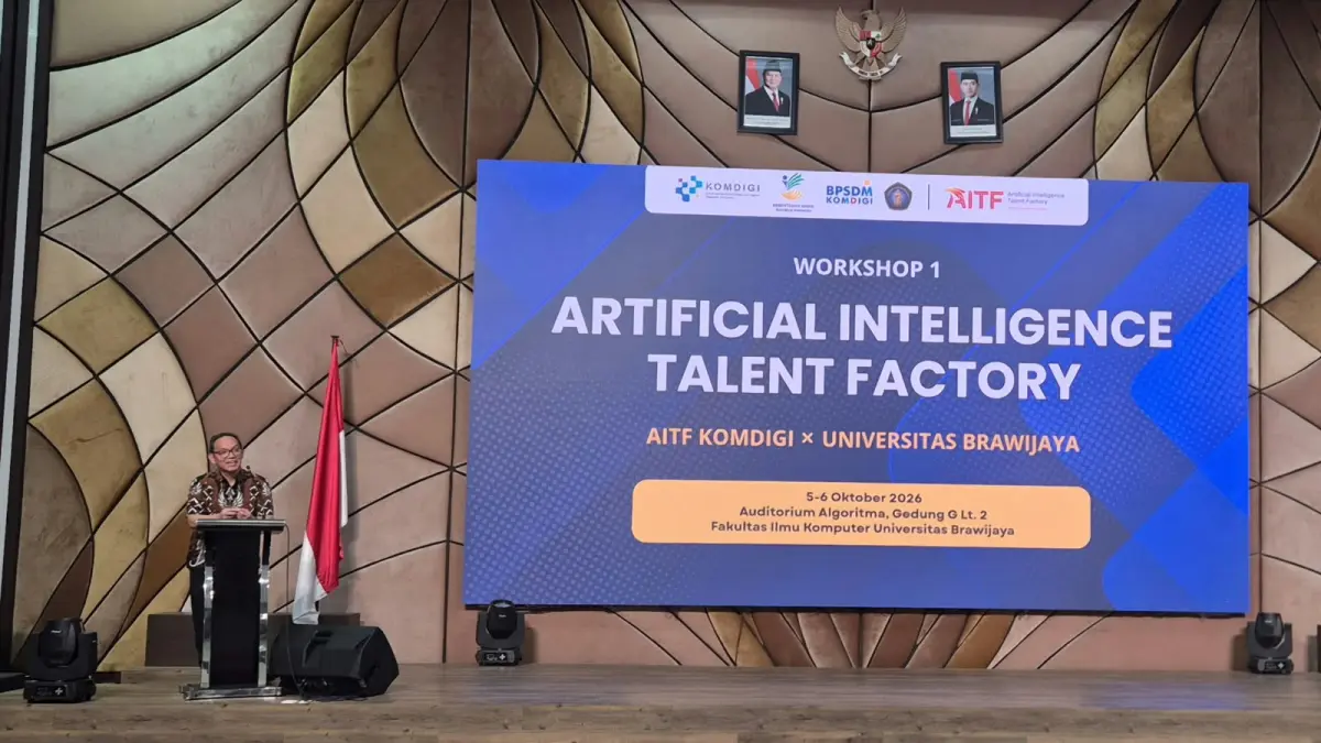 PAPARAN: Perwakilan BPSDM Komdigi memaparkan program AITF Batch 2 dalam Workshop 1 di Auditorium Algoritma FILKOM UB, Senin (5/10).