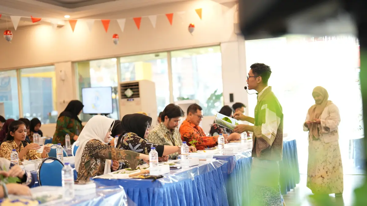 Penjelasan materi mengenai batik oleh tim dari hamparan rintik, Fikrah Ryanda Saputra