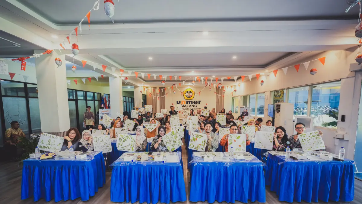 Perayaan hari batik di UNMER Malang ajak generasi muda untuk melestarikan batik dengan cara membuat dari bahan alam yaitu daun, ranting dan bunga