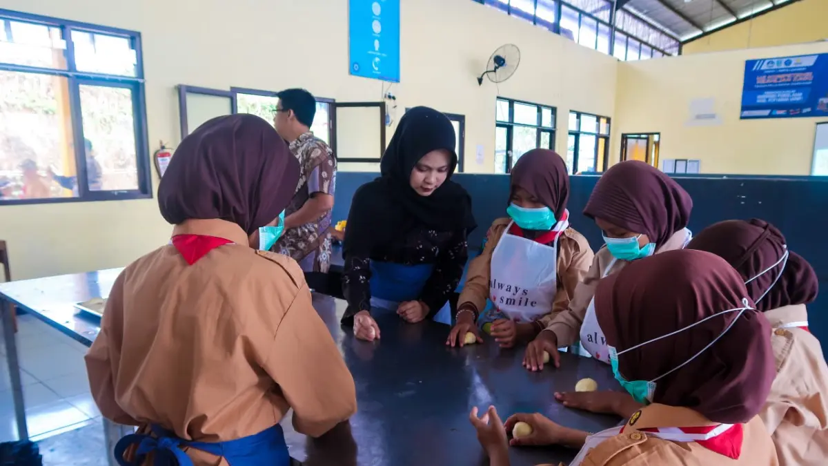 EDUKASI : Proses pembuatan roti oleh siswa didampingi oleh guru SMK Negeri 1 Ampelgading.
