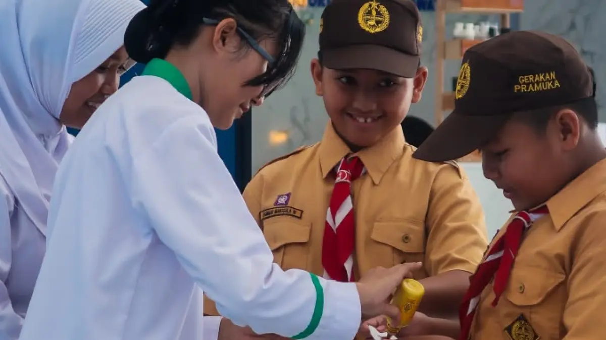 PANUTAN : Edukasi penanganan luka sederhana oleh siswi SMK Negeri 1 Ampelgading.