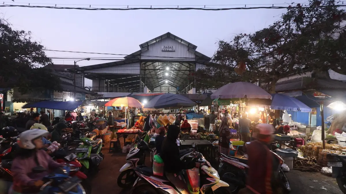 PROBLEM LAMA: Puluhan PKL memadati Jalan Zainal Zakse, kemarin pagi (6/10). Pemandangan yang menyebabkan kemacetan itu biasa terlihat sehari-hari. (Darmono/Radar Malang)