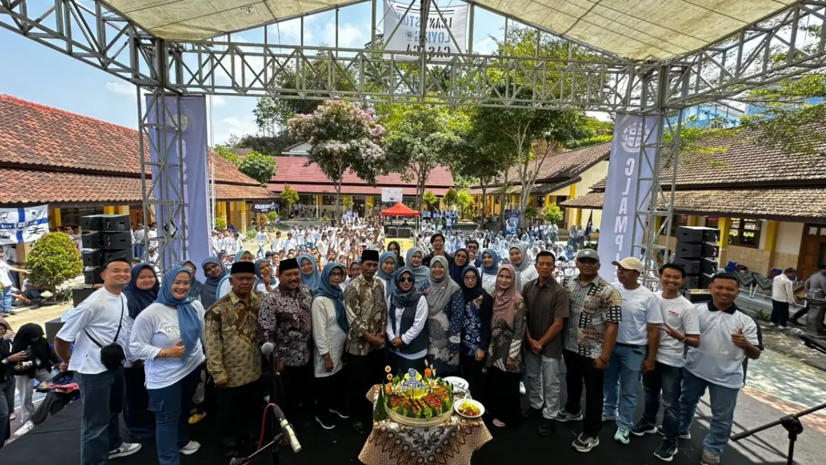 TERBAIK : Kemeriahan perayaan Puncak Dies Natalis ke-13 SMK Negeri 1 Ampelgading, Senin (5/10).