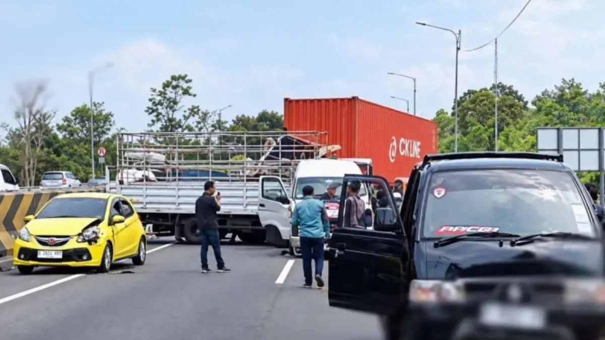 Dokumentasi kecelakaan beruntun di Tol Cipularang kemarin (7/10).