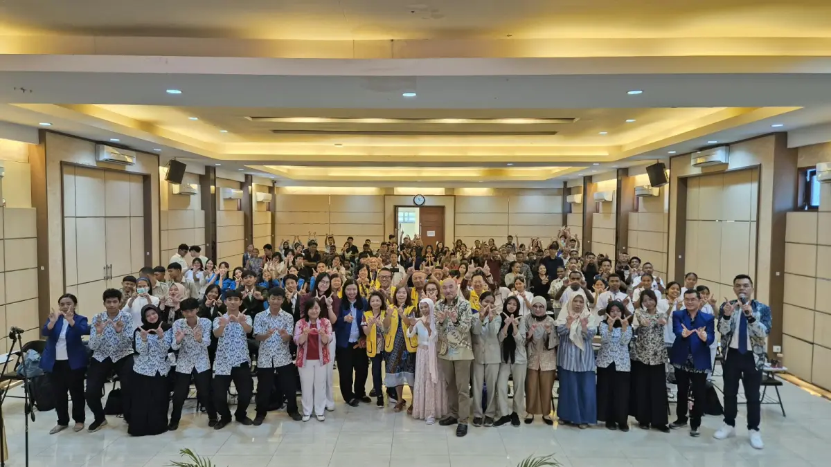 KOMPAK: Peserta dan panitia seminar Behind The Smile berfoto bersama di Aula UWK, Rabu (7/10).