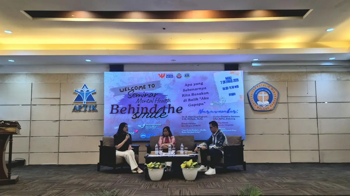 KOMPAK: Peserta dan panitia seminar Behind The Smile berfoto bersama di Aula UWK, Rabu (7/10).