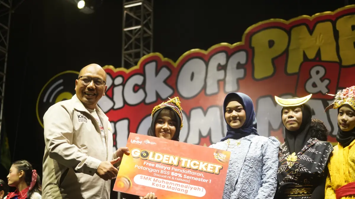 penyerahan golden ticket pada agenda Penerimaan Mahasiswa Baru (PMB) Generasi 27