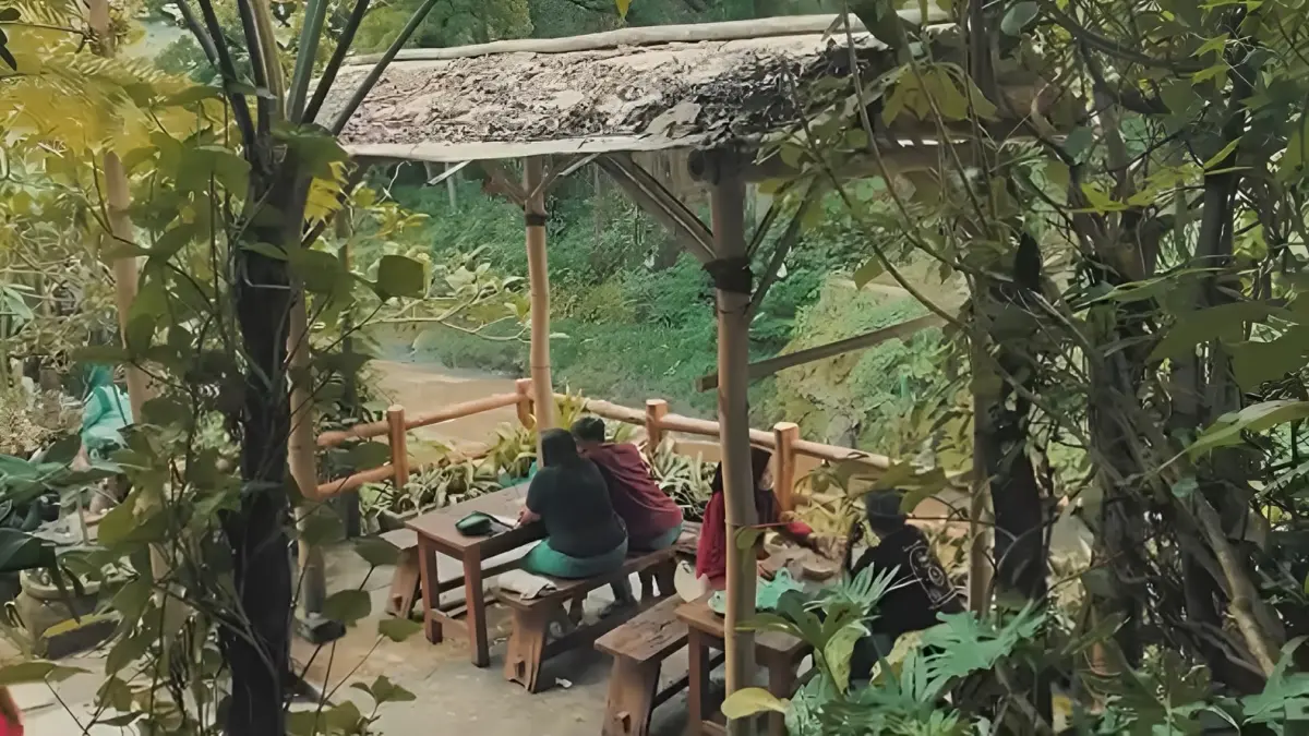 Suasana nongkrong pinggir kali di Pipir Lepen (Instagram/@pipirlepen)