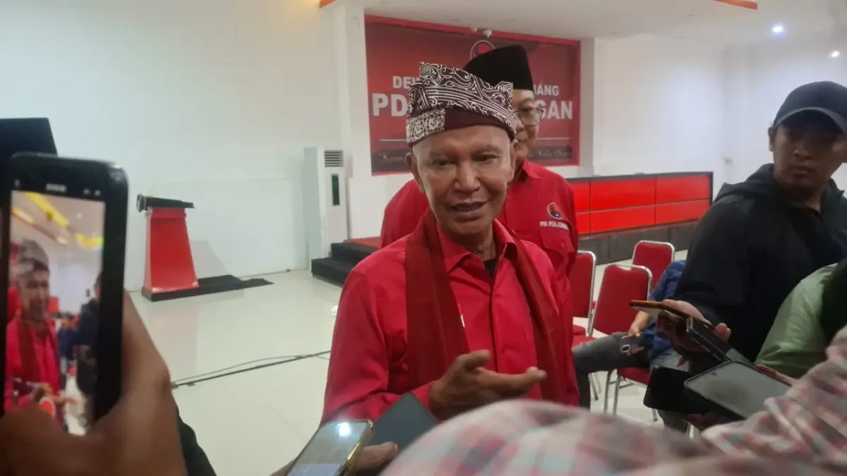 Ketua DPD PDI Perjuangan Jawa Timur Said Abdullah menjawab pertanyaan awak media. (Ramizard Rafsanjani/Radar Malang)
