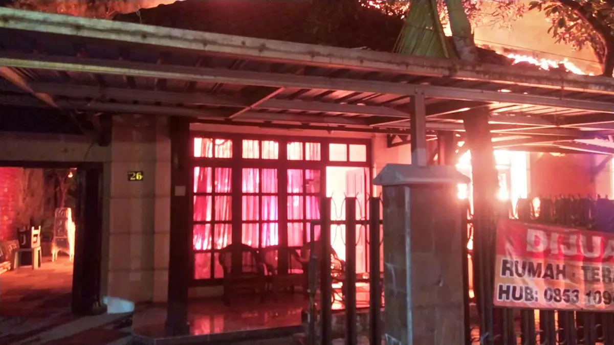 LUDES TERBAKAR: Kondisi rumah di Jalan Lebaksari, Lowokwaru, Kota Malang, dilalap api pada Kamis malam (8/10). Lilin diduga jadi pemicu kebakaran.