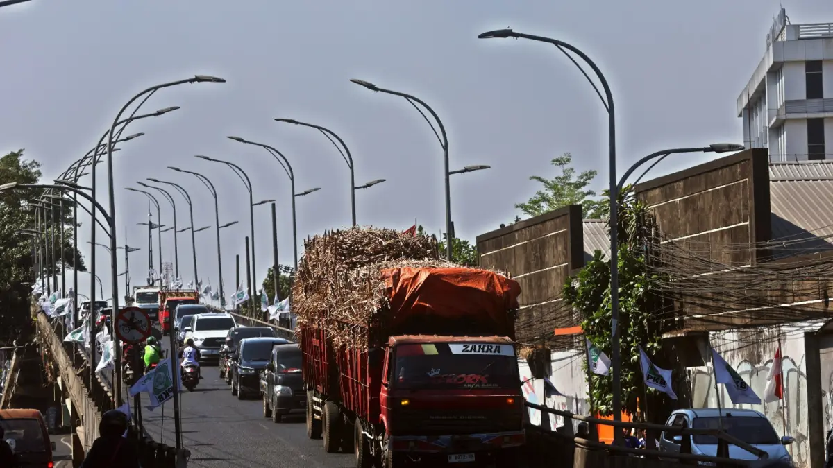 MOBILITAS TINGGI: Sejumlah kendaraan melintas di flyover Kota Lama Jalan Kolonel Sugiono, Kelurahan Ciptomulyo, Kecamatan Sukun