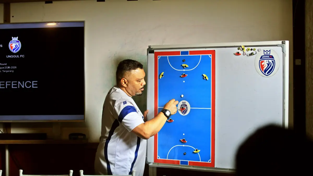 Kepala Unggul FC Malang Andre Brocanelo menjelaskan skema tactical kepada pemain tim.