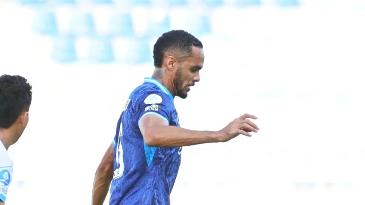 Careca berusaha mengontrol bola dalam laga BRI Super League di Stadion Kanjuruhan.