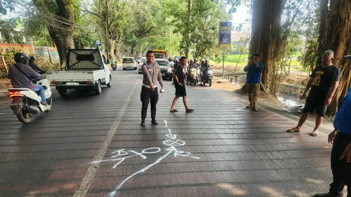 TKP kecelakaan antara pengendara motor dan Bus Trans Jatim, di Jalan Mayjend Sungkono, kemarin. (Satlantas Polresta Malang Kota)