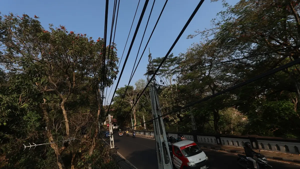 DAPAT DUKUNGAN: Area kabel semrawut di Jembatan Majapahit perlu dirapikan. (Darmono/Radar Malang)