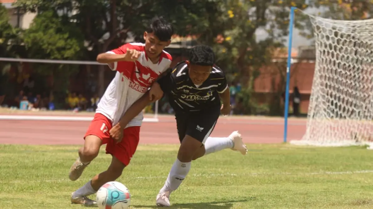 Pemain SMAN 1 Tumpang berebut bola dengan SMAN Balung. (Darmono/Radar Malang)